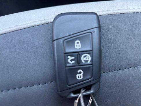 Used 2025 Volkswagen Taos SE FWD image 25