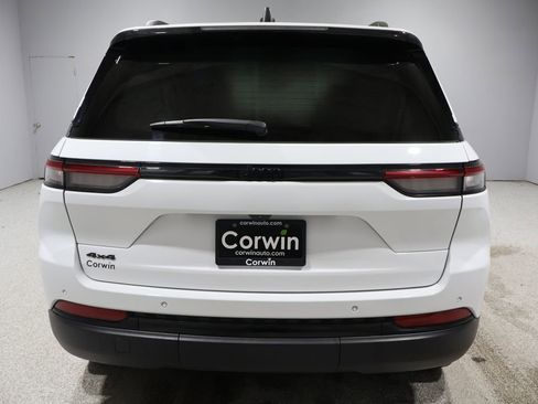 Used 2023 Jeep Grand Cherokee Altitude image 3