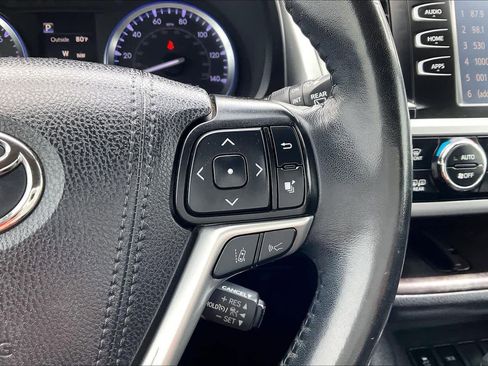 Used 2019 Toyota Highlander XLE FWD image 25