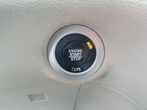 Used 2017 Chrysler Pacifica Limited w/ UConnect Theater Package FWD image 21