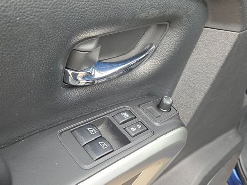 Used 2017 Nissan Titan SV image 21