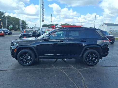 Used 2023 Jeep Grand Cherokee Altitude AWD/4WD image 7