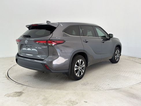 Used 2024 Toyota Highlander XLE FWD image 9