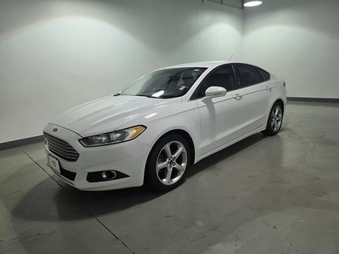 Used 2016 Ford Fusion SE FWD image 3