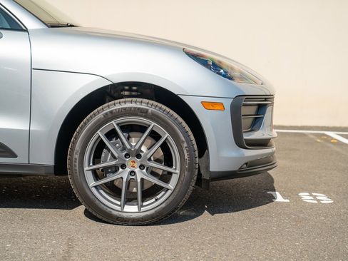 Certified 2026 Porsche Macan AWD/4WD image 9
