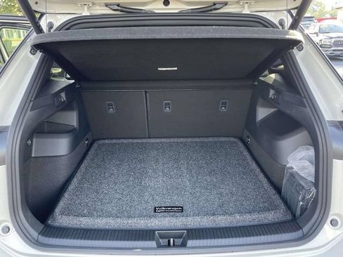 Certified 2026 Volkswagen Tiguan SE R-Line FWD image 10