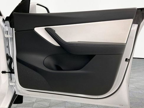 Used 2022 Tesla Model Y Long Range image 23