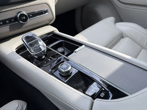 Certified 2025 Volvo XC90 T8 Ultra w/ Protection Package Premier AWD/4WD image 26