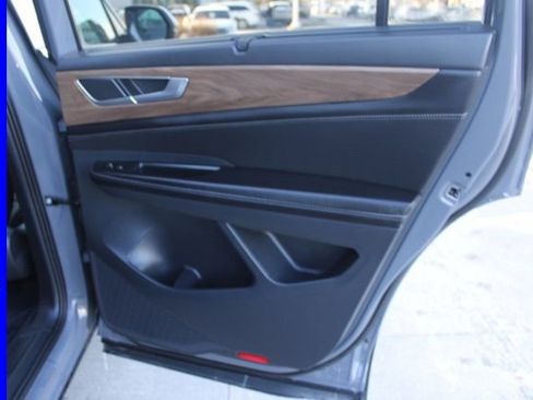 Used 2025 Volkswagen Atlas SE image 24