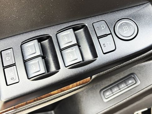 Used 2019 Chevrolet Suburban LT image 19