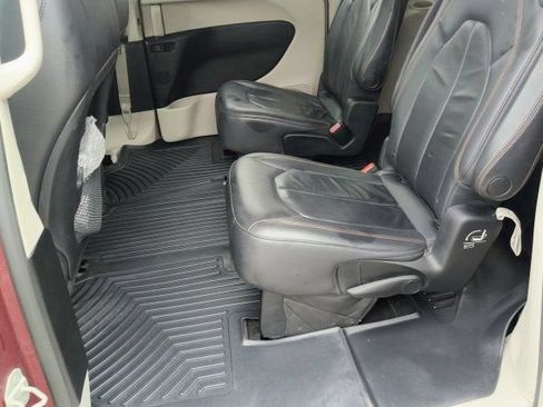 Used 2017 Chrysler Pacifica Touring-L FWD image 10