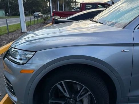 Used 2020 Audi Q5 e Premium w/ Convenience Package AWD/4WD image 3