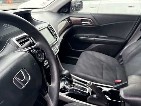 Used 2017 Honda Accord EX image 10