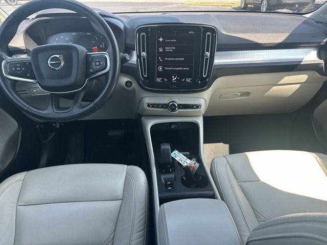 Used 2022 Volvo XC40 T4 Momentum FWD image 35