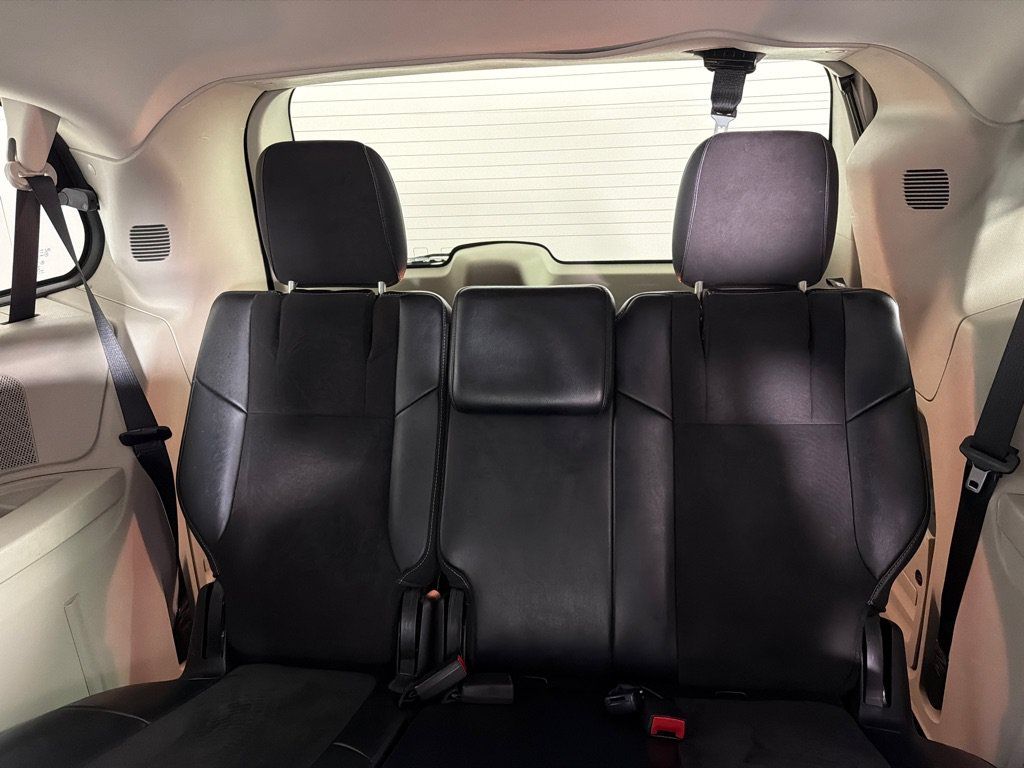 Used 2014 Chrysler Town & Country Touring-L FWD image 18