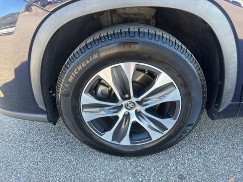 Used 2022 Toyota Highlander XLE image 11