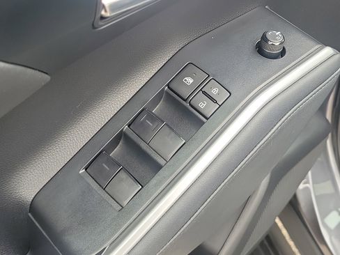 Used 2023 Toyota Highlander XLE FWD image 19