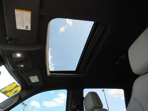 Used 2024 GMC Sierra 1500 SLT w/ SLT Premium Plus Package AWD/4WD image 17