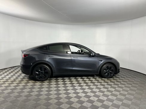 Used 2025 Tesla Model Y Long Range image 3