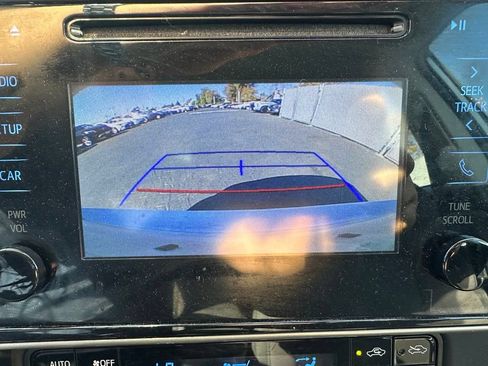 Used 2018 Toyota Corolla LE FWD image 11