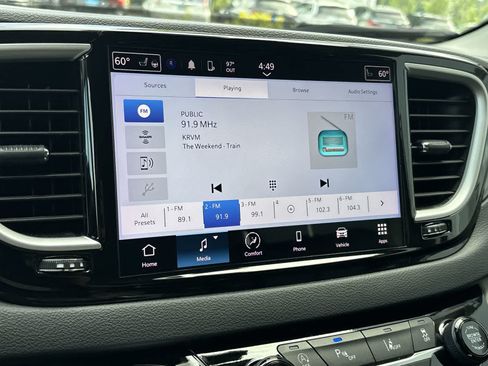 Used 2024 Chrysler Pacifica Touring-L FWD image 13