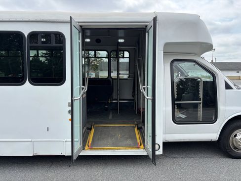 Used 2015 Chevrolet Express 4500 w/ Shuttle Bus Package image 20