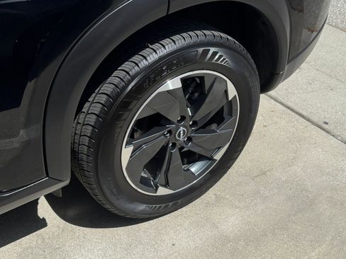 Used 2025 Nissan Rogue SV FWD image 32