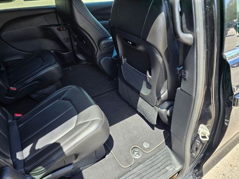 Used 2025 Chrysler Pacifica Select FWD image 31