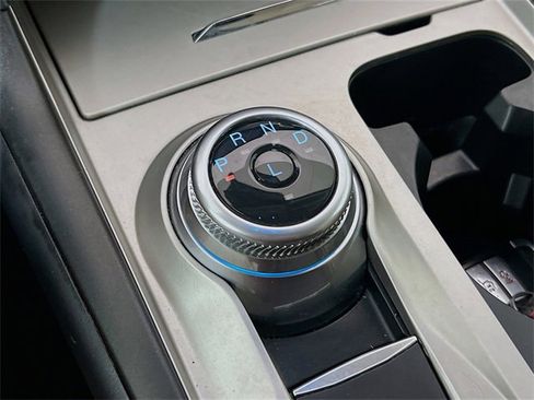 Used 2022 Ford Explorer XLT image 16