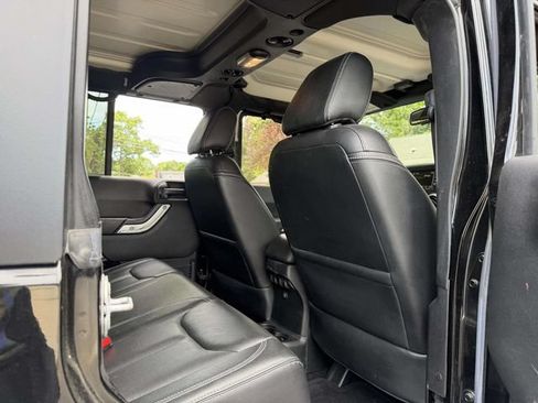Used 2017 Jeep Wrangler Unlimited Sahara w/ Connectivity Group AWD/4WD image 14