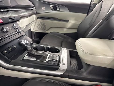 Used 2024 Kia Carnival LX image 15