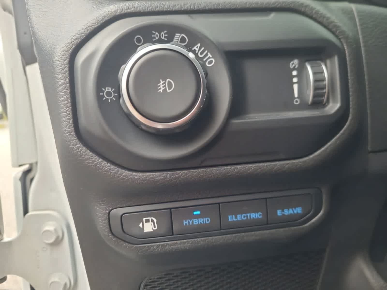 Used 2023 Jeep Wrangler Unlimited Sahara w/ Cold Weather Group AWD/4WD image 15