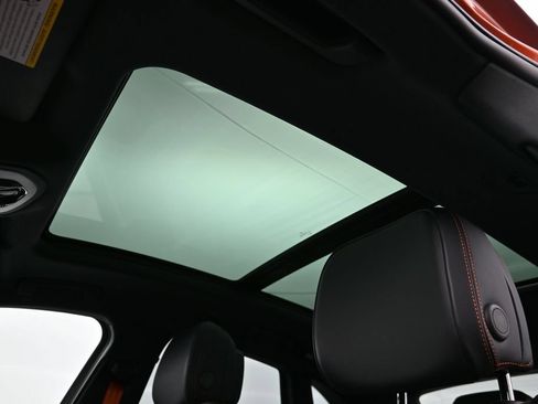 Certified 2024 Porsche Macan AWD/4WD image 17
