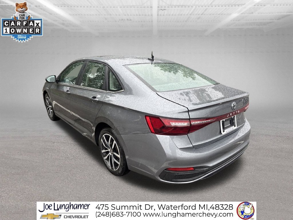 Used 2025 Volkswagen Jetta SE FWD image 5