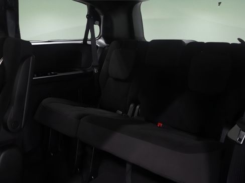 Used 2018 Dodge Grand Caravan SE FWD image 13