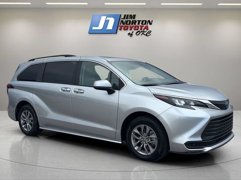 Used 2024 Toyota Sienna LE w/ LE Plus Package FWD image 3