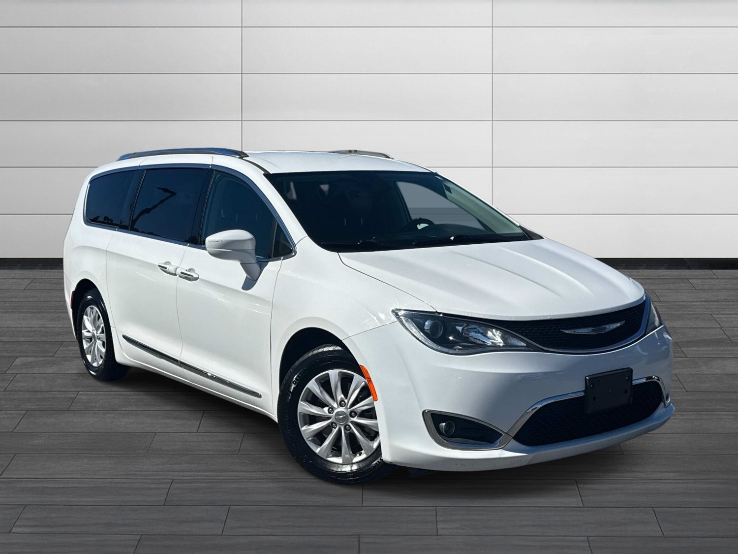 Used 2019 Chrysler Pacifica Touring-L FWD image 2