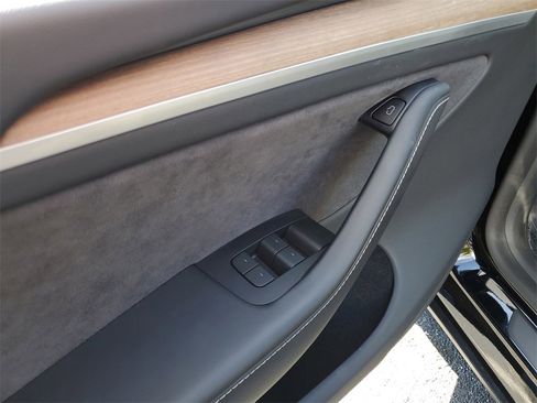 Used 2024 Tesla Model Y Performance image 17