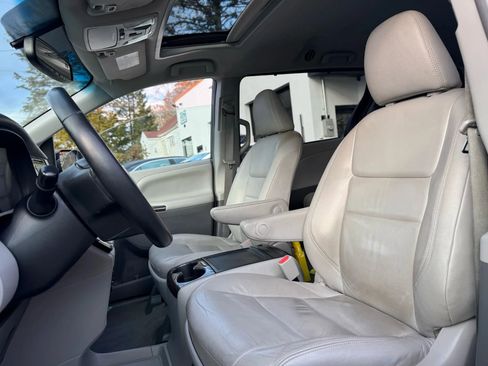 Used 2016 Toyota Sienna Limited image 19