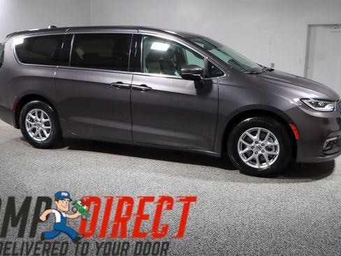 Used 2023 Chrysler Pacifica Touring-L image 6
