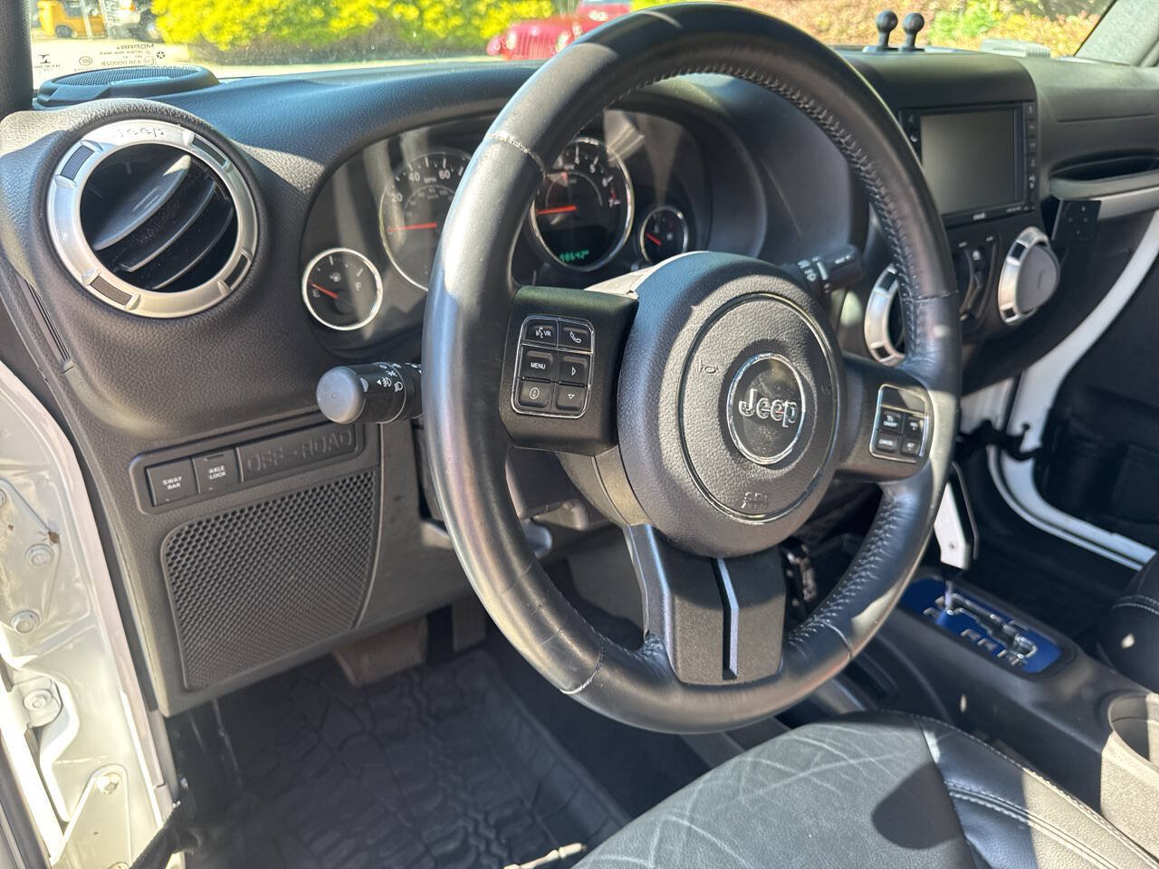 Used 2015 Jeep Wrangler Unlimited Rubicon w/ Connectivity Group AWD/4WD image 18