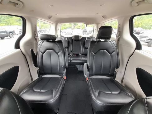 Used 2023 Chrysler Pacifica Touring-L FWD image 38