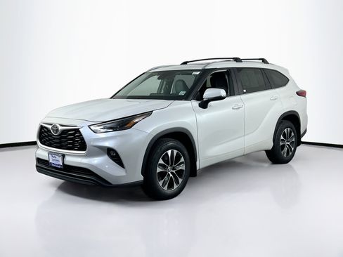 Used 2023 Toyota Highlander XLE AWD/4WD image 1