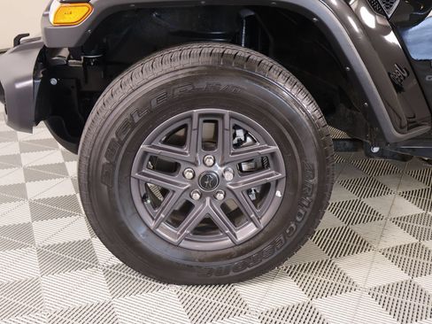 Used 2025 Jeep Gladiator Sport AWD/4WD image 17