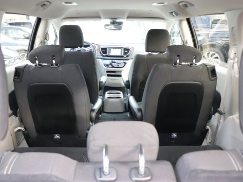 Used 2023 Chrysler Voyager LX image 46