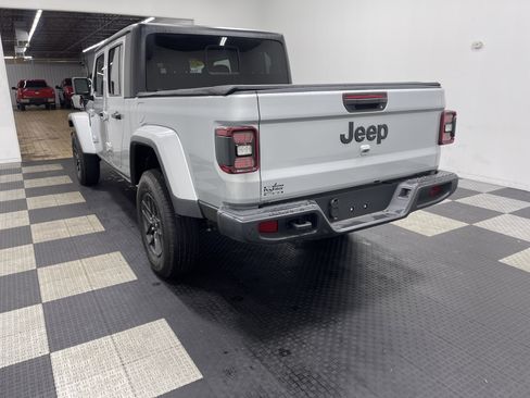 Used 2024 Jeep Gladiator Sport image 2