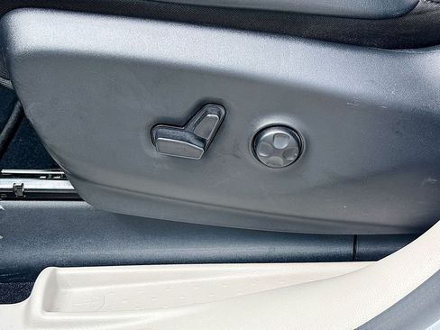 Used 2024 Chrysler Pacifica Limited FWD image 23