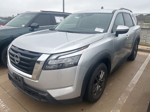 Used 2025 Nissan Pathfinder SV image 1