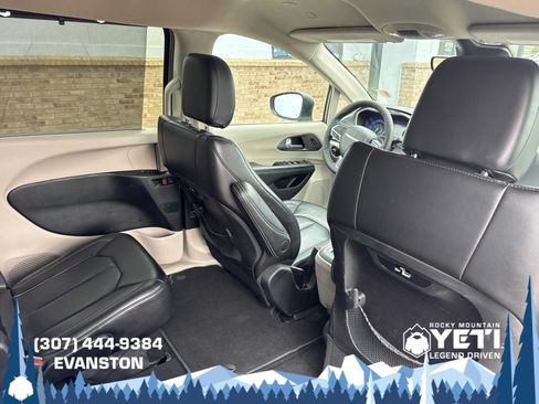 Used 2023 Chrysler Pacifica Touring-L FWD image 16