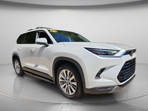 Used 2025 Toyota Grand Highlander AWD image 9